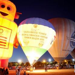 首届卡帕多基亚国际热气球节开幕