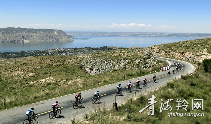车队来到龙羊峡