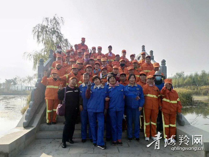 环卫工人逛新园 喜看城区新变化
