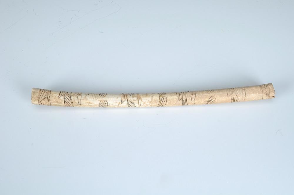 青铜时代卡约文化鹰纹骨管