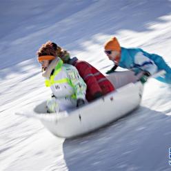 瑞士施图斯举行浴缸滑雪赛