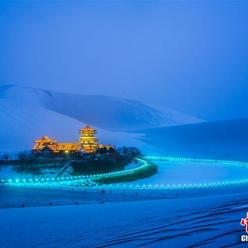 古郡敦煌迎新年初雪 雪漠风光引游人