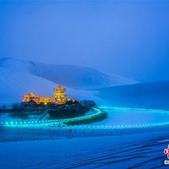 古郡敦煌迎新年初雪 雪漠风光引游人