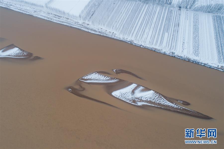 2月15日，在山东省淄博市高青县黄河岸边拍摄的雪后风景（无人机照片）。

当日，一场春雪在山东省淄博市高青县内的黄河两岸绘出一幅幅“雪画”。 新华社发（张维堂 摄）