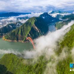 【“飞阅”中国】航拍雨后三峡云雾奇观：青山如黛，云雾如烟