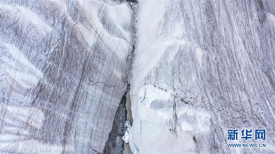这是8月15日拍摄的岗加曲巴冰川（无人机照片）。 位于青海省玉树藏族自治州的岗加曲巴冰川，坐落于长江源园区的各拉丹冬雪山东坡，从空中俯瞰，层叠的冰塔显得尤为壮观。 新华社记者 吴刚 摄