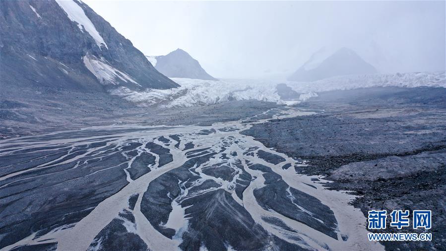 这是8月15日拍摄的岗加曲巴冰川（无人机照片）。 位于青海省玉树藏族自治州的岗加曲巴冰川，坐落于长江源园区的各拉丹冬雪山东坡，从空中俯瞰，层叠的冰塔显得尤为壮观。 新华社记者 吴刚 摄