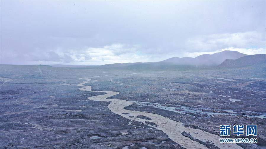 这是8月15日拍摄的岗加曲巴冰川融水形成的尕尔曲（无人机照片）。 位于青海省玉树藏族自治州的岗加曲巴冰川，坐落于长江源园区的各拉丹冬雪山东坡，从空中俯瞰，层叠的冰塔显得尤为壮观。 新华社记者 吴刚 摄