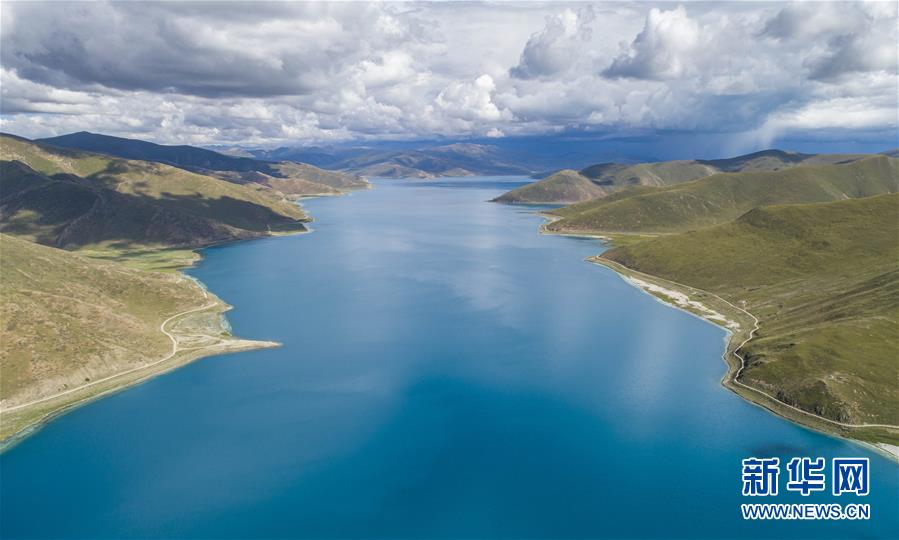 　　这是8月31日拍摄的羊卓雍错（无人机照片）。 羊卓雍错简称羊湖，位于西藏山南市浪卡子县境内，湖面海拔4400多米。时值夏末秋初，羊湖风景醉人。 新华社记者 孙非 摄

