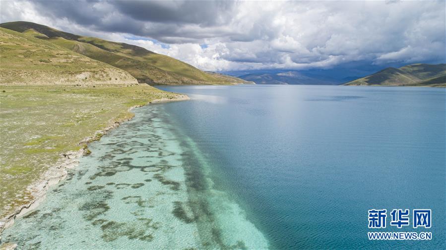 　　这是8月31日拍摄的羊卓雍错一景（无人机照片）。 羊卓雍错简称羊湖，位于西藏山南市浪卡子县境内，湖面海拔4400多米。时值夏末秋初，羊湖风景醉人。 新华社记者 孙非 摄

