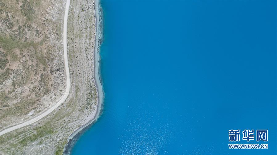 　　这是8月31日拍摄的羊卓雍错湖边的环湖公路（无人机照片）。 羊卓雍错简称羊湖，位于西藏山南市浪卡子县境内，湖面海拔4400多米。时值夏末秋初，羊湖风景醉人。 新华社记者 孙非 摄

