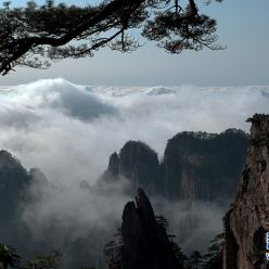 黄山：清明现云海 美景入画卷