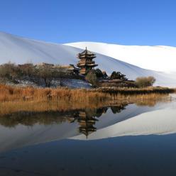 甘肃敦煌：雪后大漠景如画