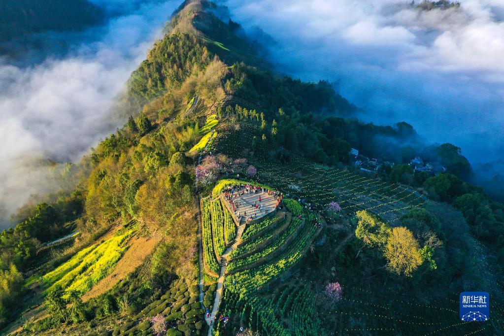 安徽歙县：云绕山峦春色美