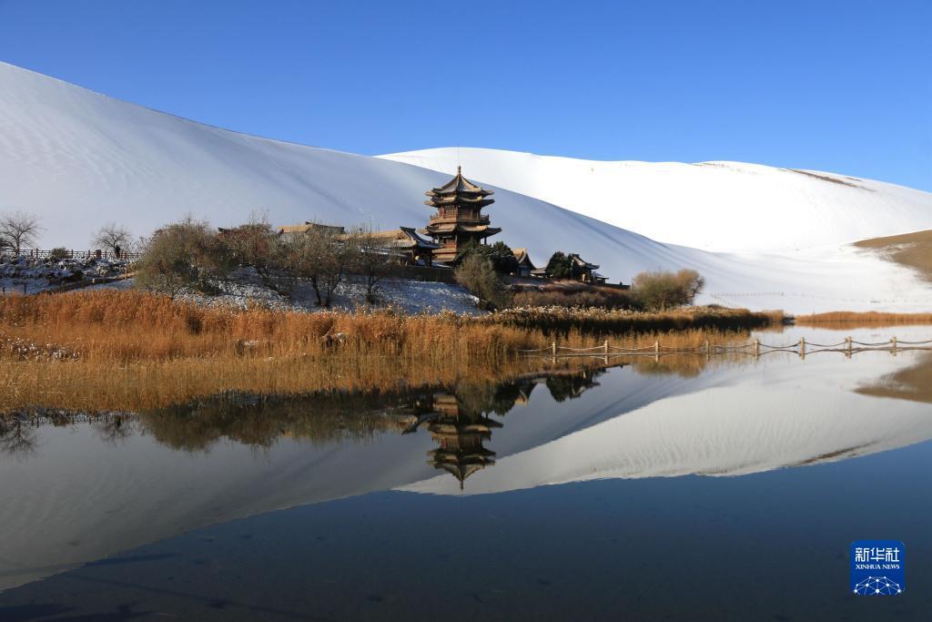 甘肃敦煌：雪后大漠景如画