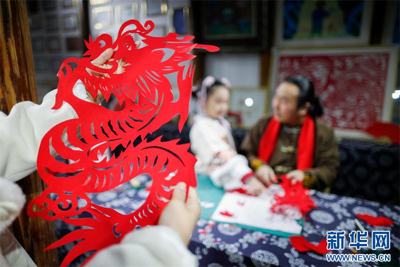 江苏兴化：非遗剪纸迎龙年