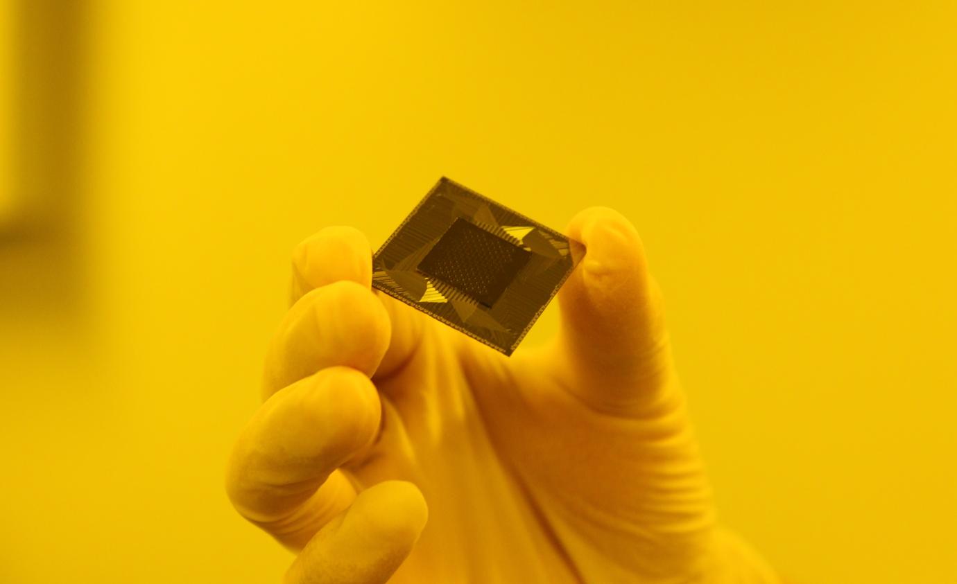 我国科学家在百比特量子芯片上实现新奇量子物态