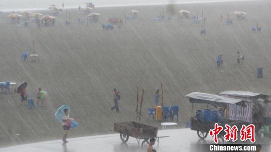 “鲸鱼”将登陆广西沿海各地游客紧急撤离涠洲岛