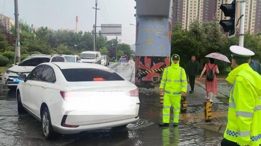 18日青海西宁突降大雨 交警雨中执勤#大雨 #交警