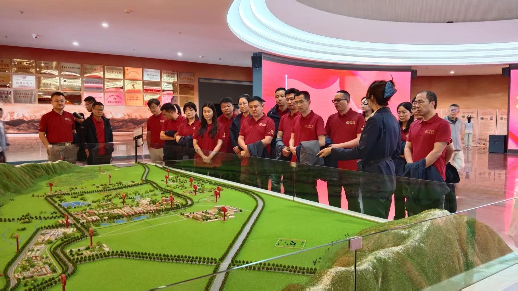 中国人民大学吴玉章学院劳模班在海北红色研学
