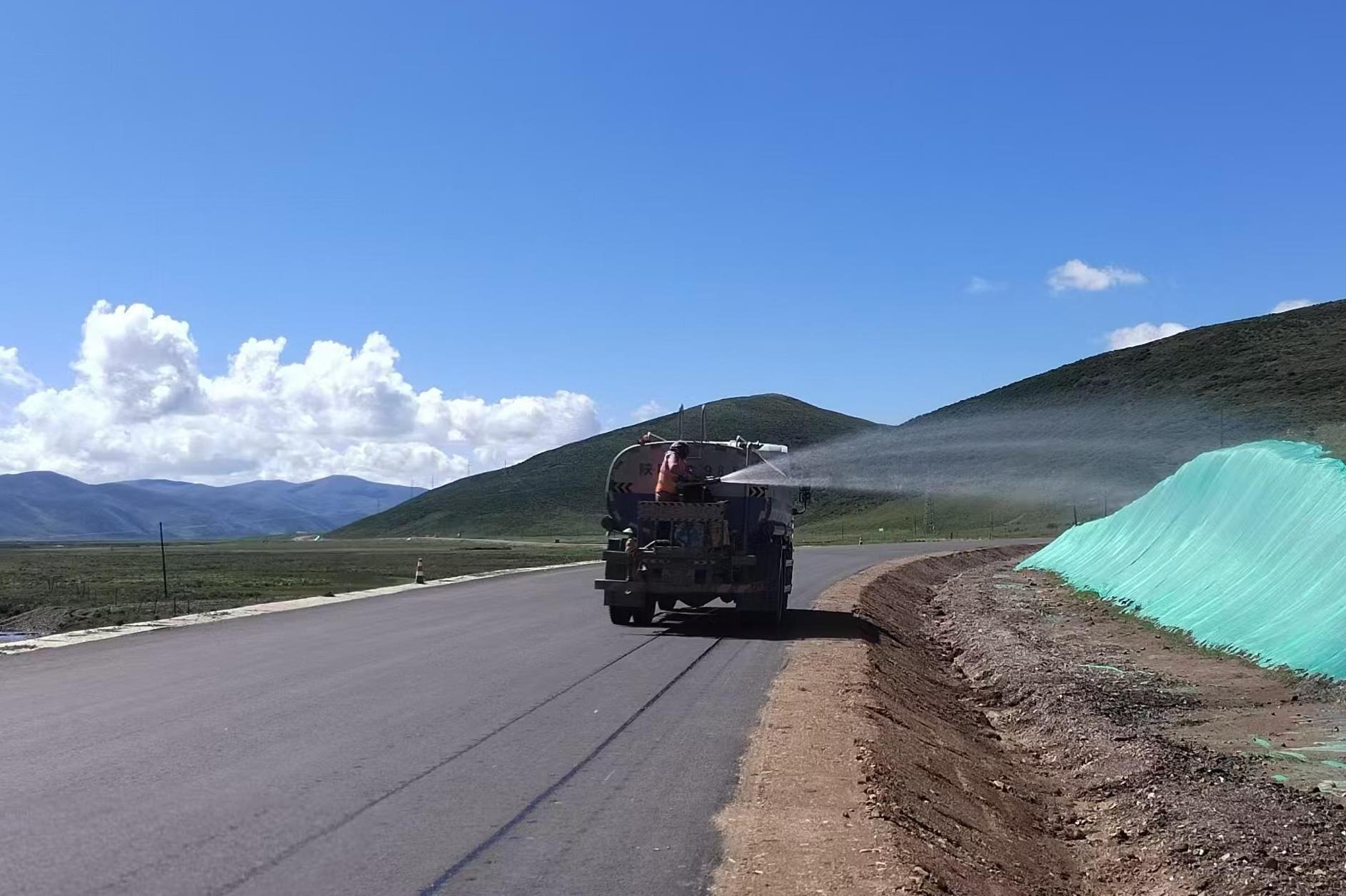 青海：建一条路筑一片绿