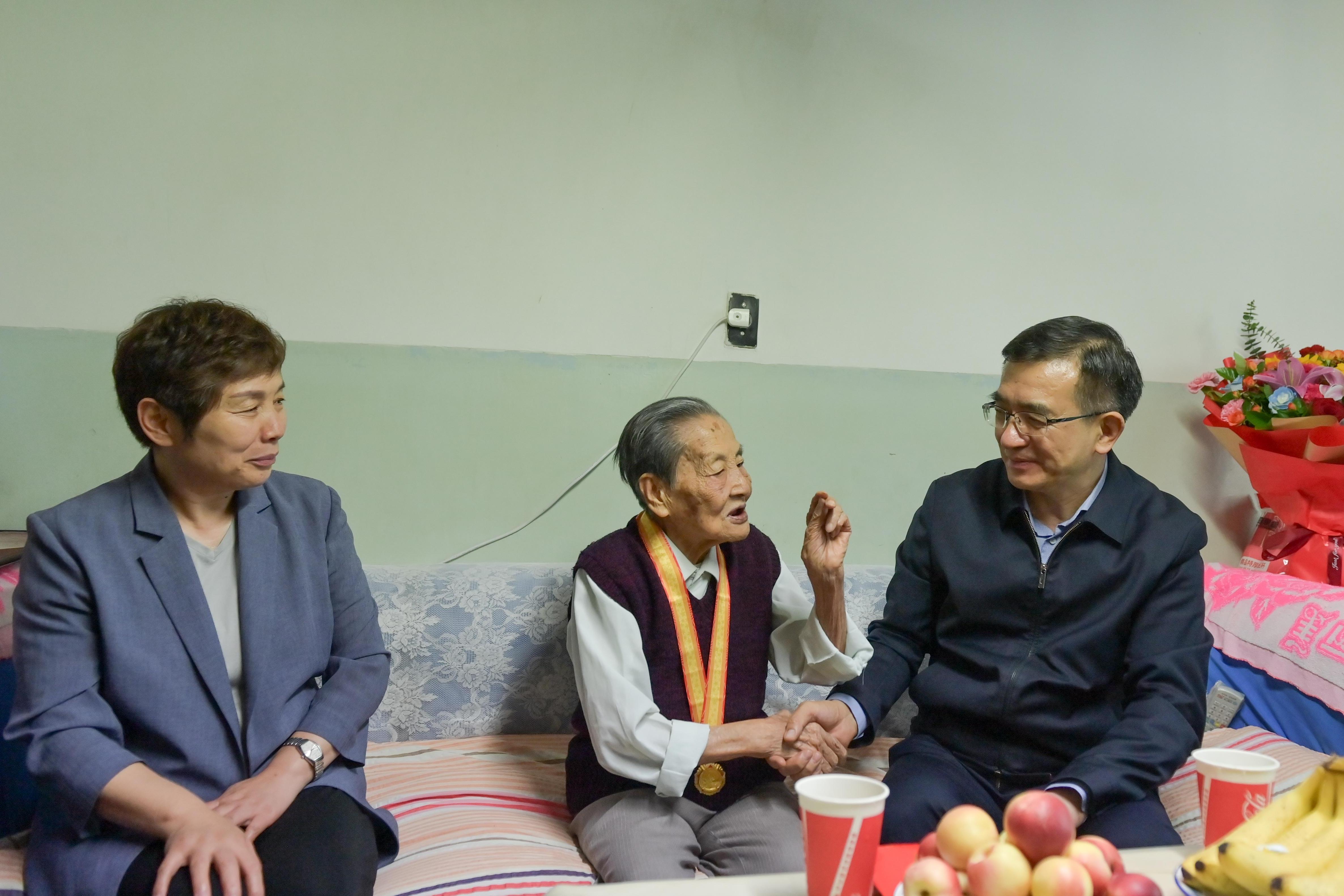 罗东川看望慰问抗战时期参加革命工作的老同志并颁发“中国人民抗日战争胜利80周年”纪念章