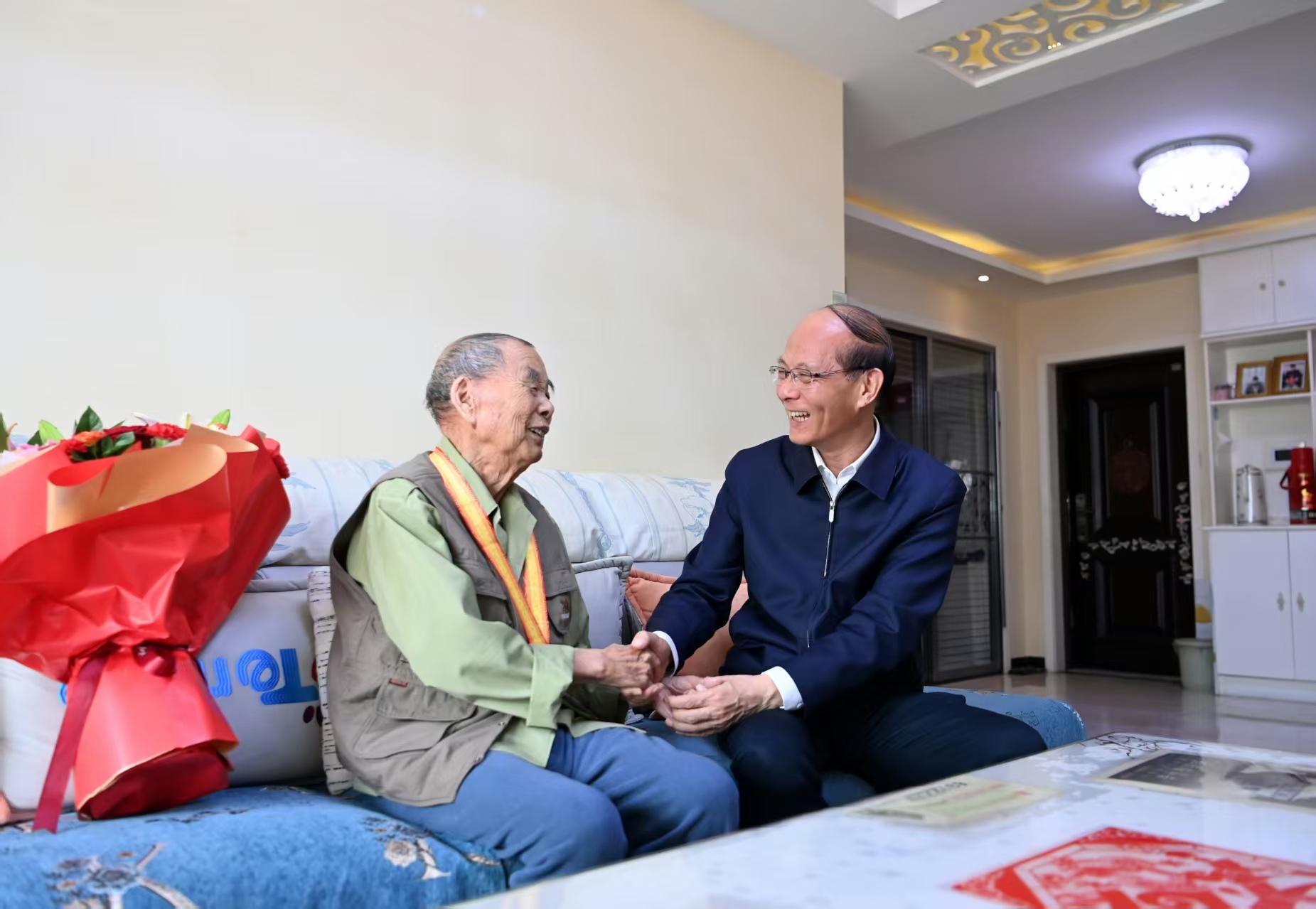 铭记荣光！他们接过省委书记、省长颁发的纪念章