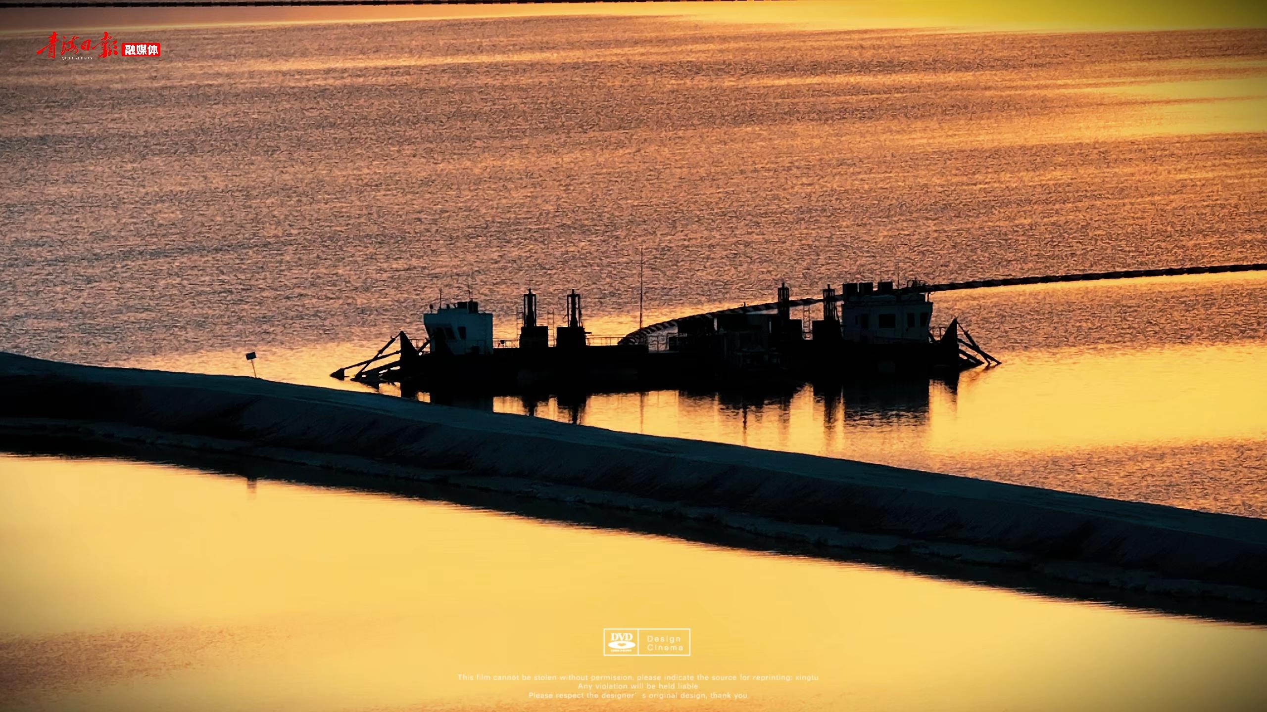 暮色察尔汗：当夕阳把盐湖染成流动的琥珀