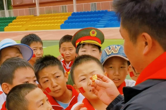 退役军人进校园，燃动少年爱国心！