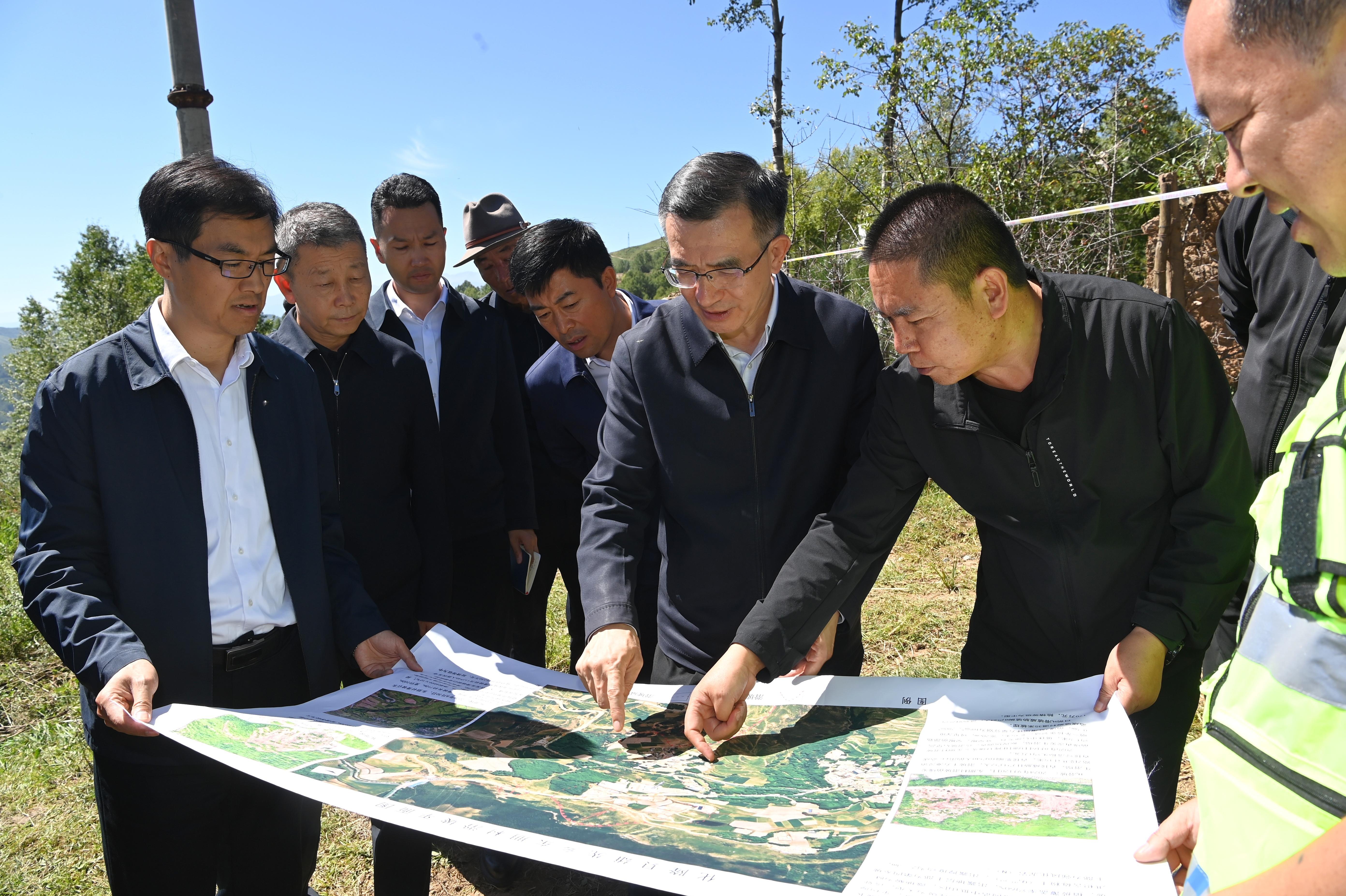 罗东川：毫不松懈抓好地质灾害防治和防汛工作全力保障人民群众生命财产安全和社会大局稳定