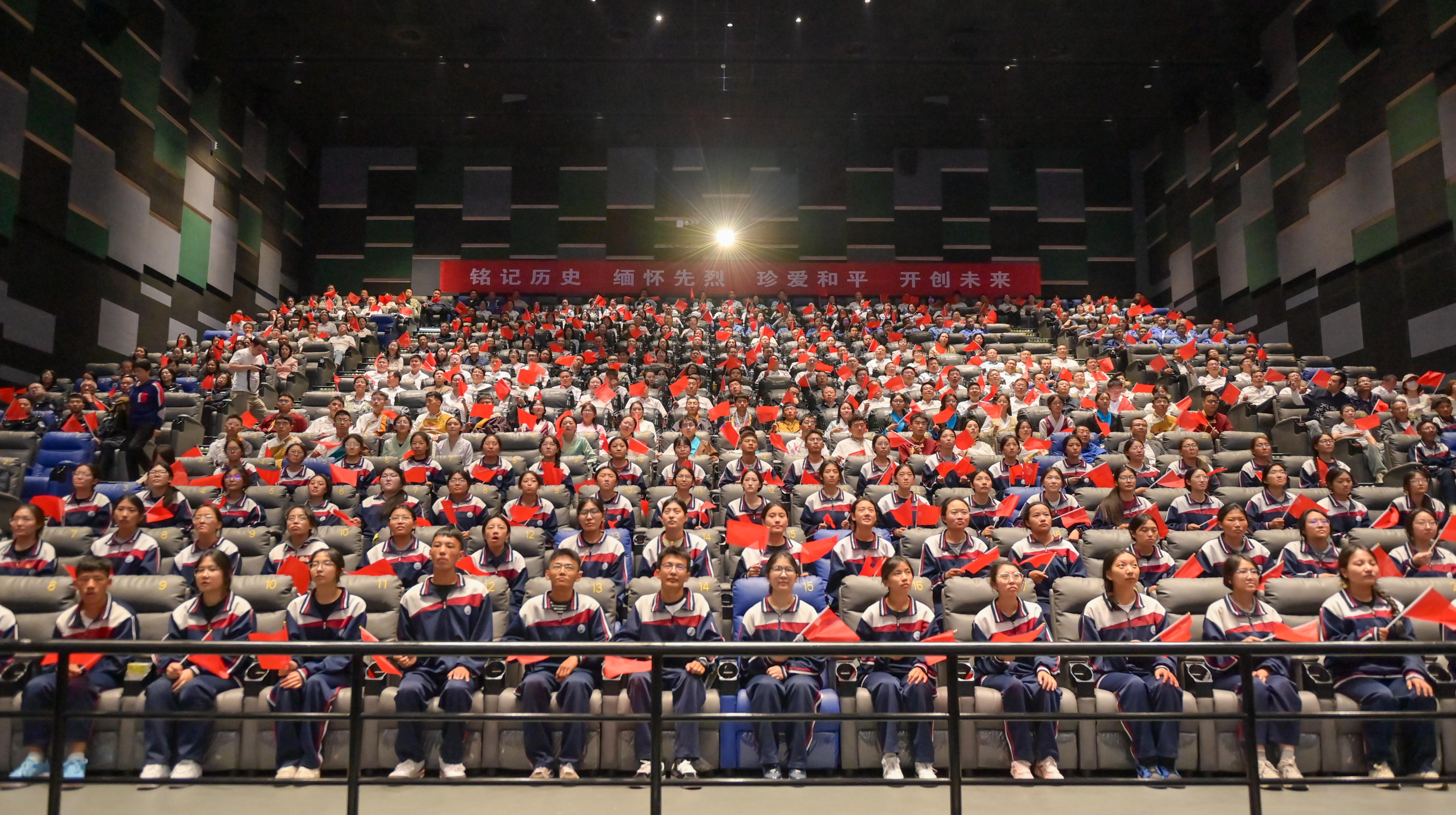 心中燃起精神火炬——纪念中国人民抗日战争暨世界反法西斯战争胜利80周年大会集中观看活动见闻