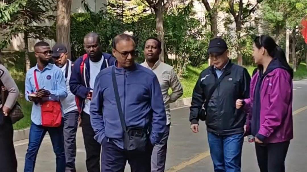 非洲记者团访青｜ 被地毯制造场景和规模惊艳