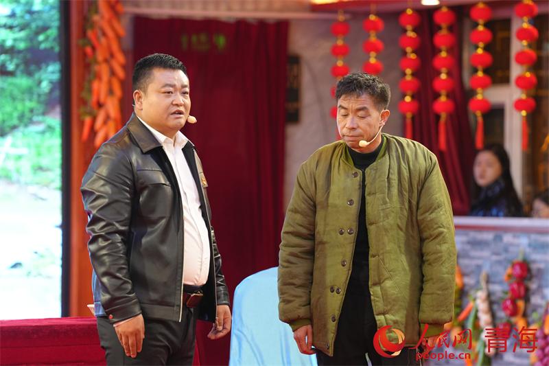 小品《懒汉脱贫》。人民网 况玉摄