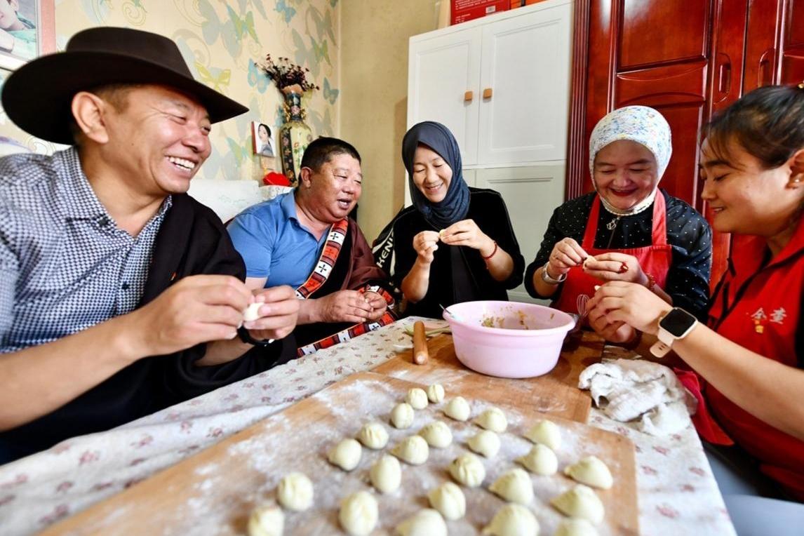 长图 | 【铸牢共同体 中华一家亲】温情社区绘和谐 民族团结谱新篇