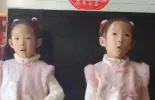 【新春走基层·回家过年】快来看看孪生姐妹用成语拜年