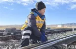 【新春走基层·致敬奋斗者】沱沱河信号车间里的硬汉柔情