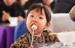 天路列车上欢喜“闹元宵”