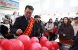 红红火火闹元宵！西宁车务段海石湾站猜灯谜活动温暖旅客返程路