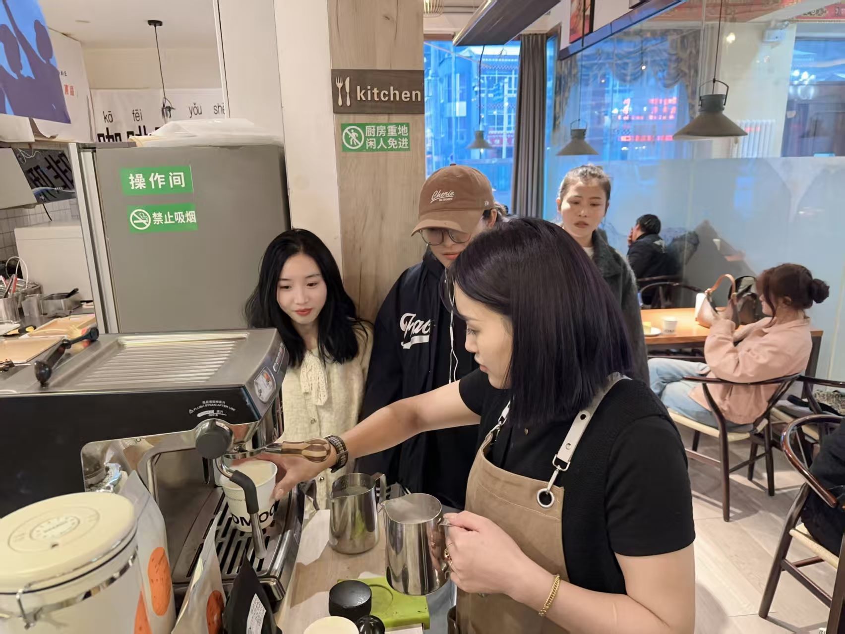 清明节假期班玛县团委组织青年参加咖啡制作体验课