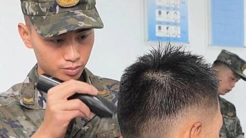 剪出“军人范儿”！看武警官兵理发服务升级进行时