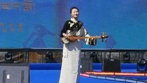 浙江宁波音乐教师献唱草原歌会
