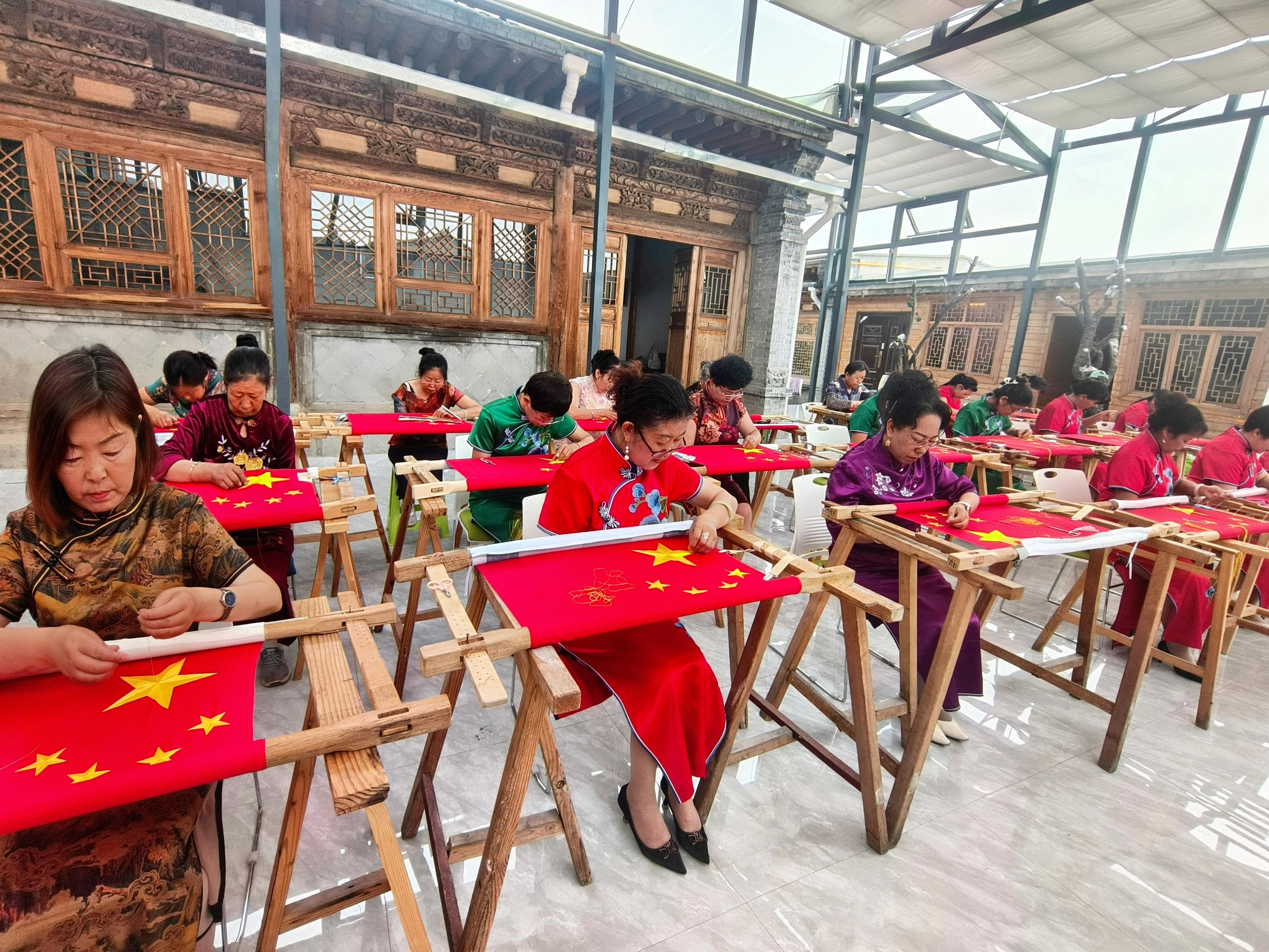 针线穿梭间，青绣与抗战老兵的阅兵之约