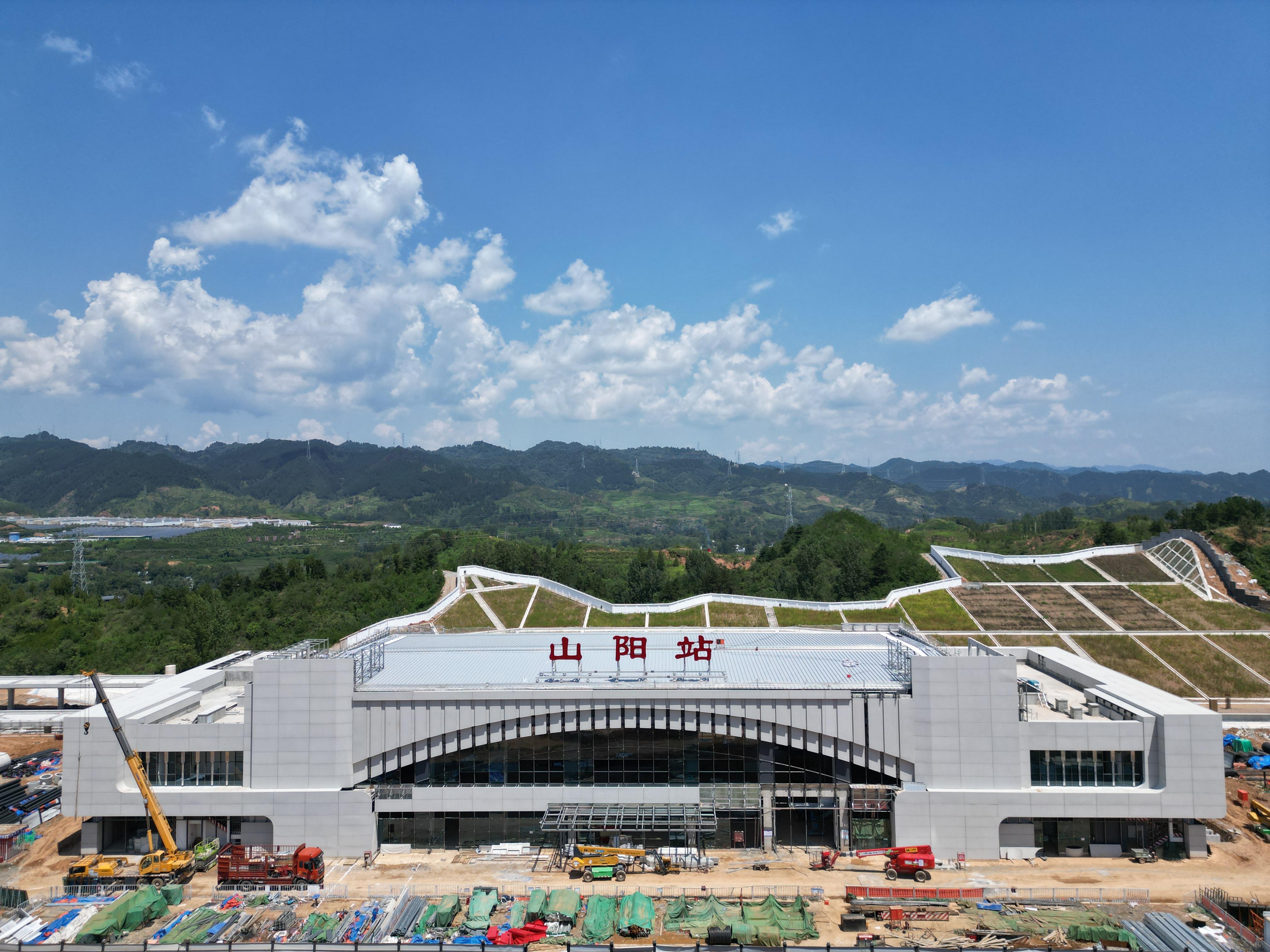 西十高铁正式启动全线铺轨
