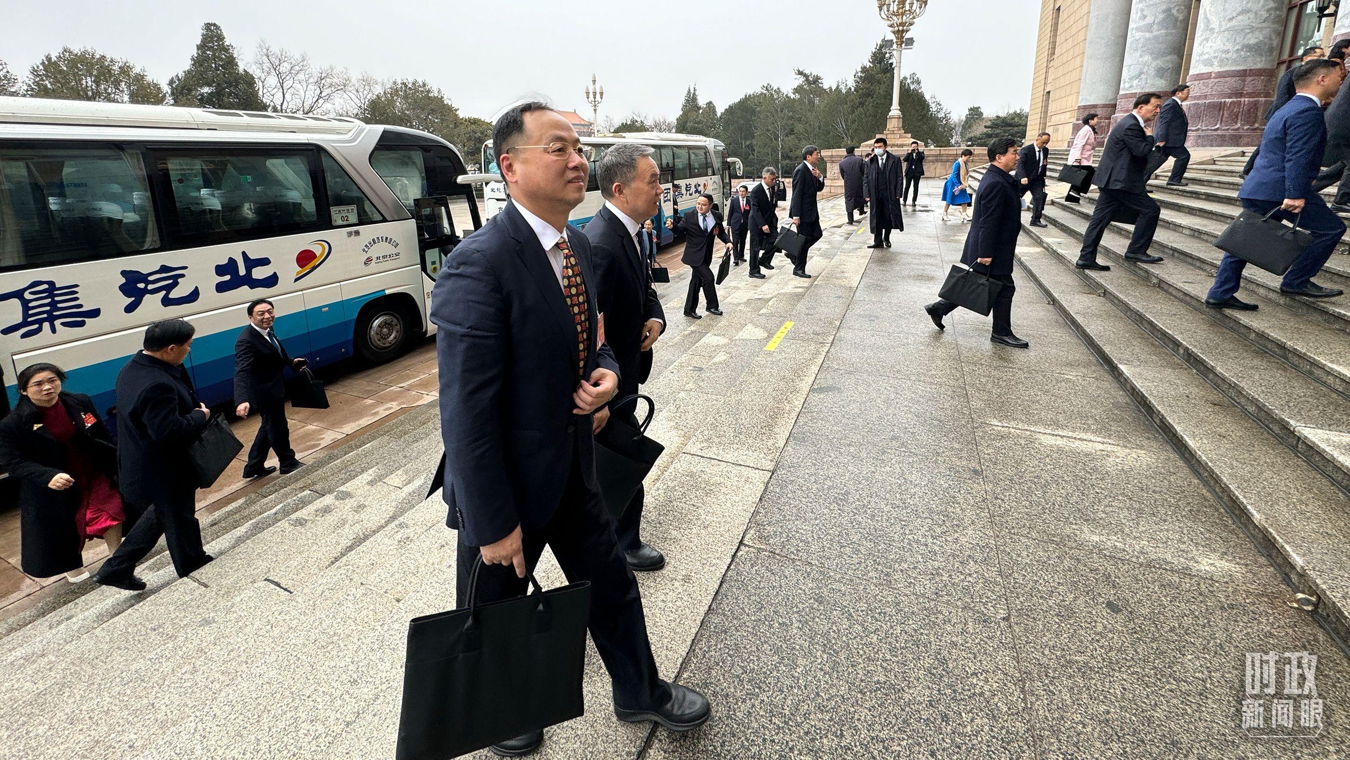江苏团代表抵达人民大会堂。（总台江苏总站记者黄成拍摄）
