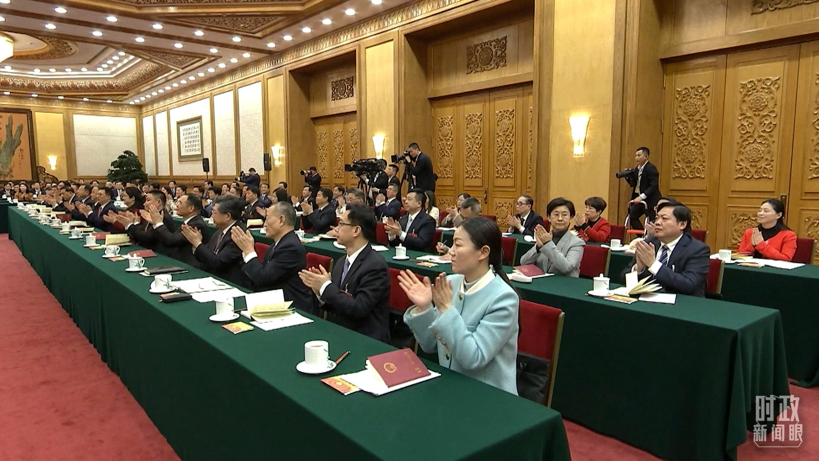 江苏代表团审议现场。