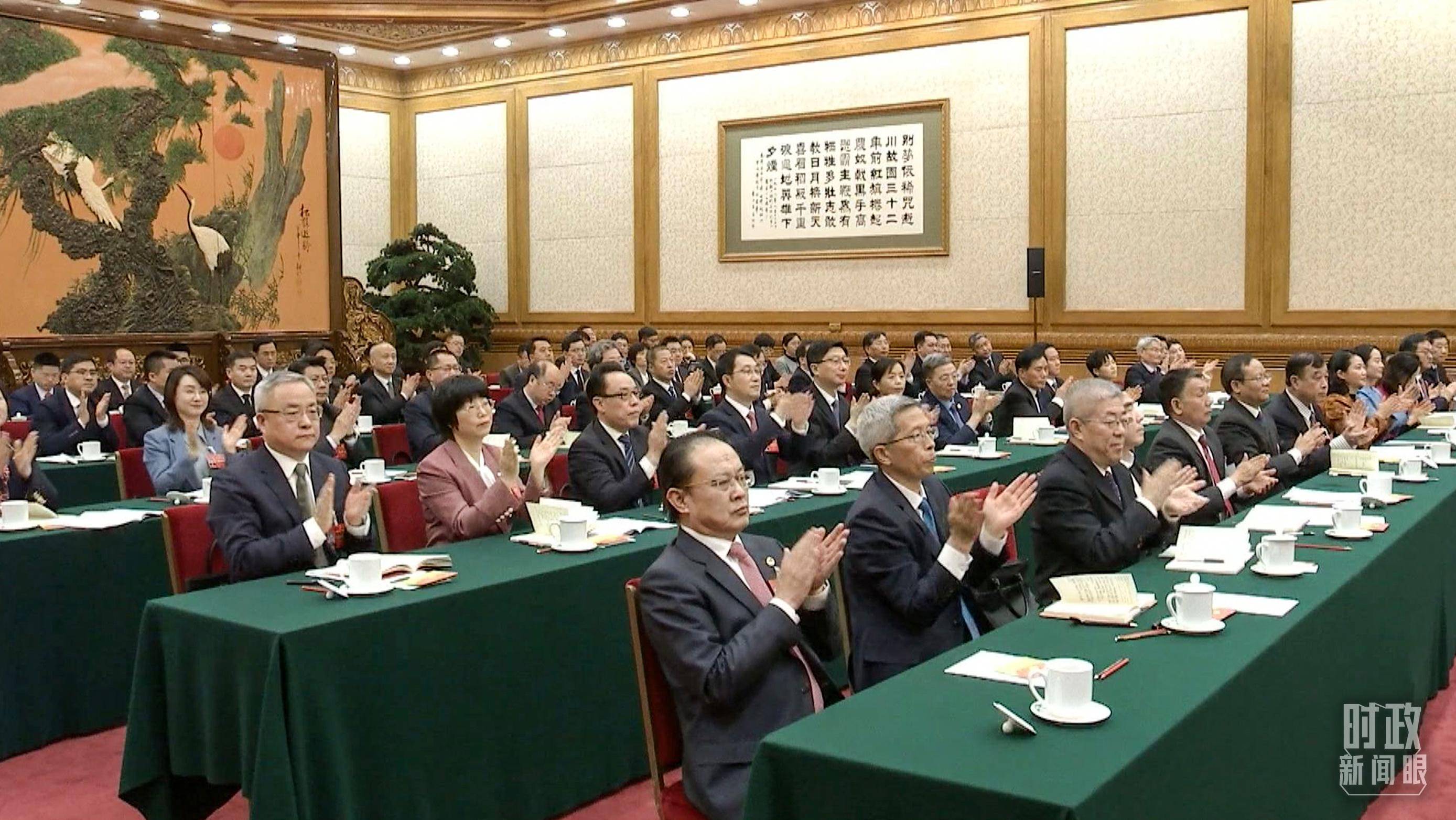 江苏代表团审议现场气氛热烈。