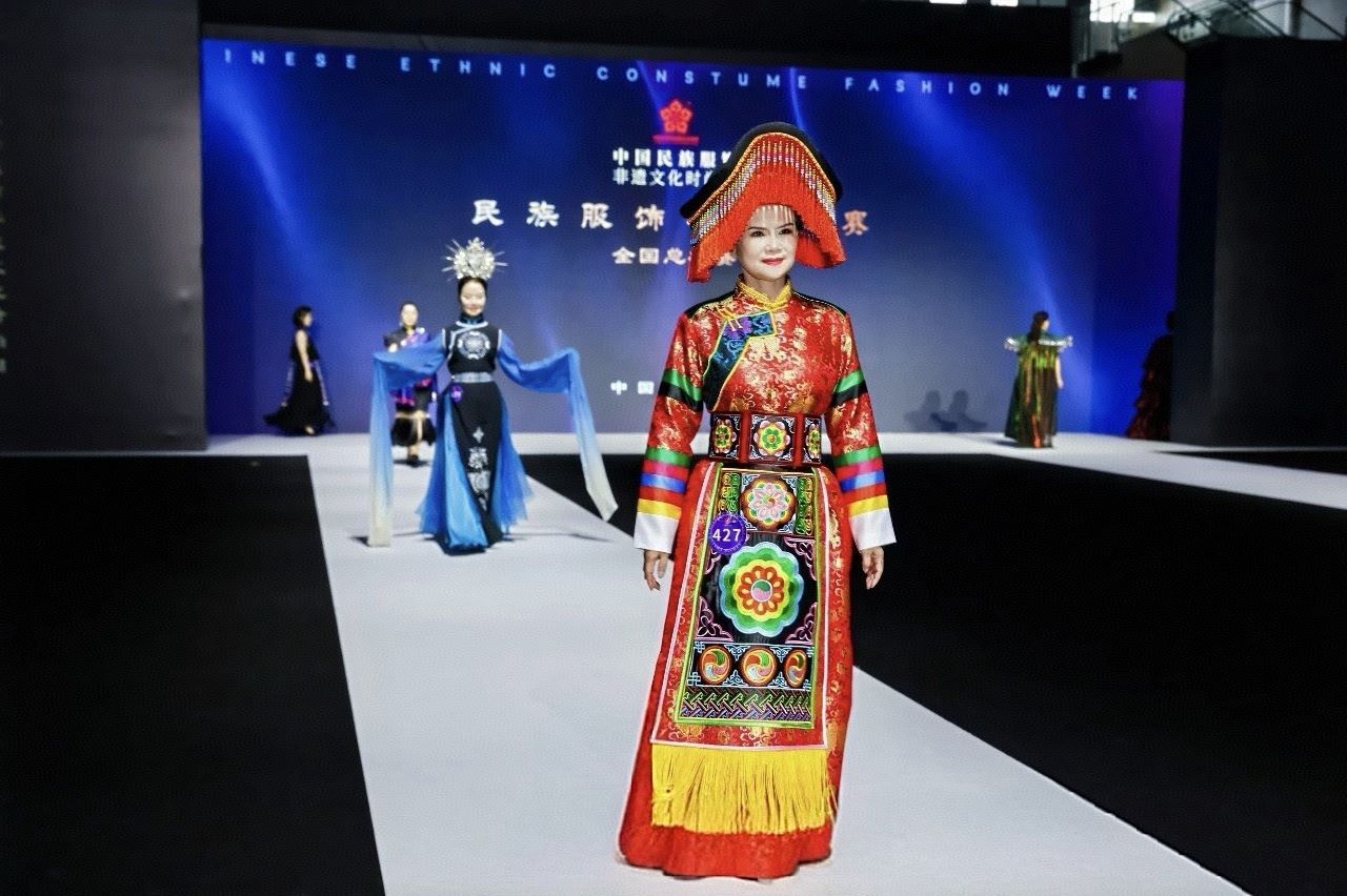 古法盘绣领风尚 土族服饰“潮”出圈