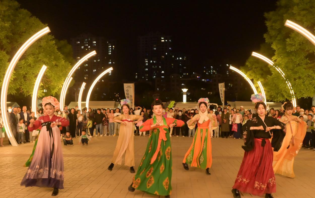 文化灯火点亮夏都夜晚——“西海2261・河湟文化大集”首日见闻